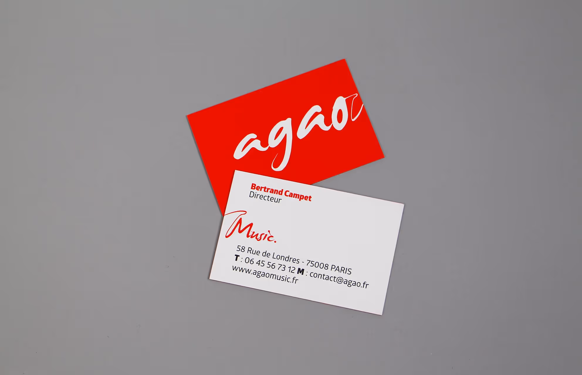 Carte de visite Agao Music avec le logo manuscrit rouge