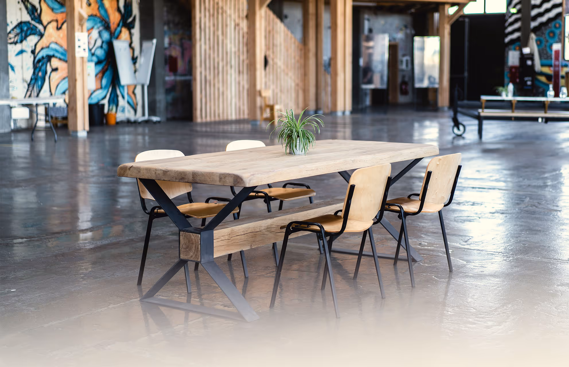 Atelier Asco Factory : table en bois et métal et chaises dans un espace industriel