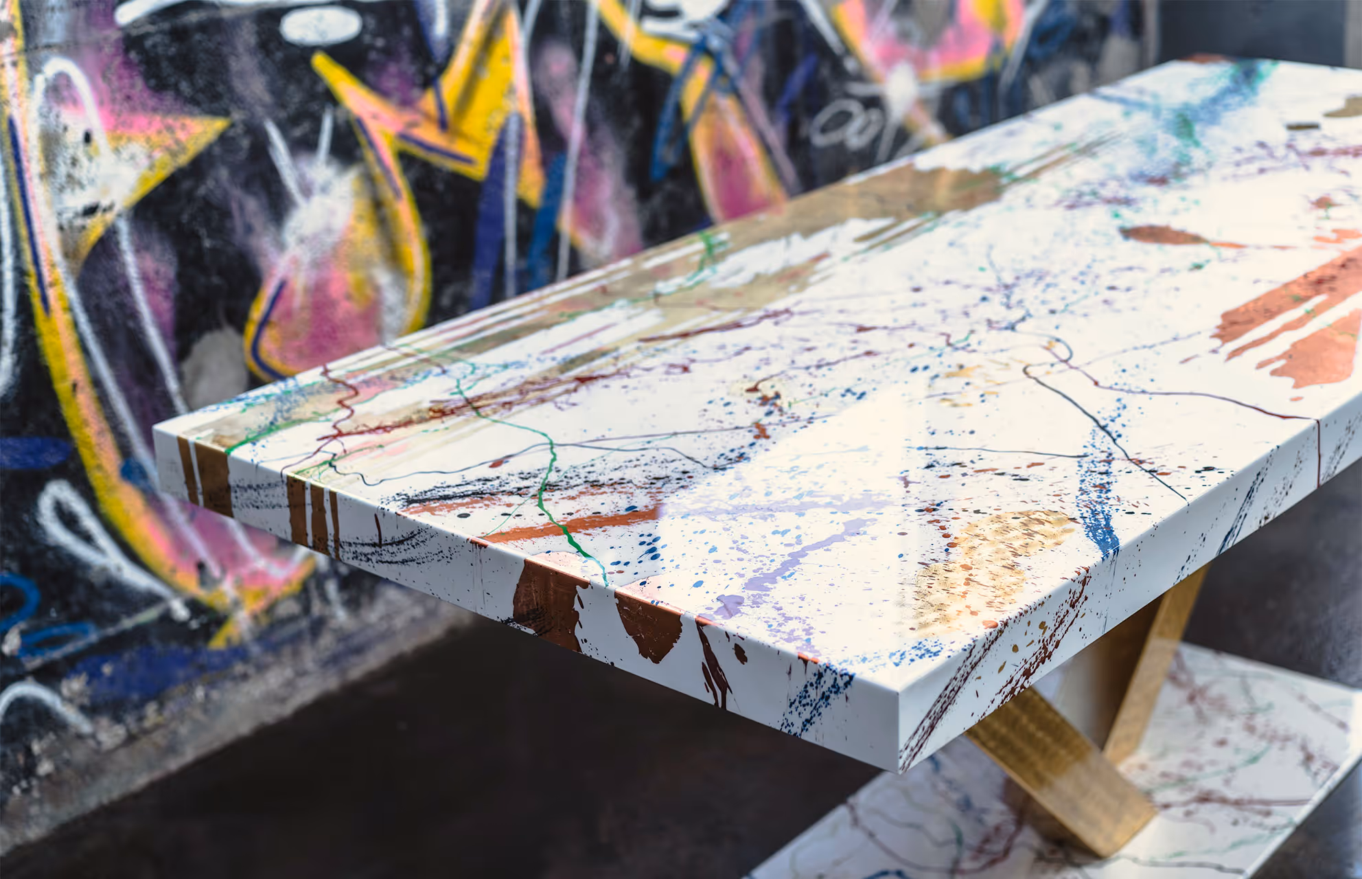 Plateau de table peint de motifs de graffiti colorés
