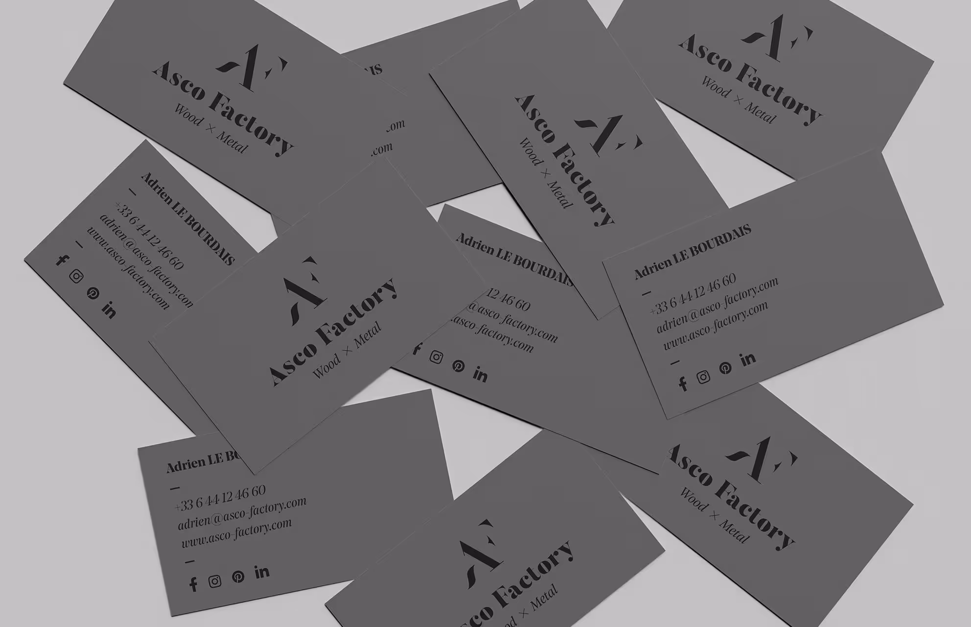 Cartes de visite grises Asco Factory éparpillées