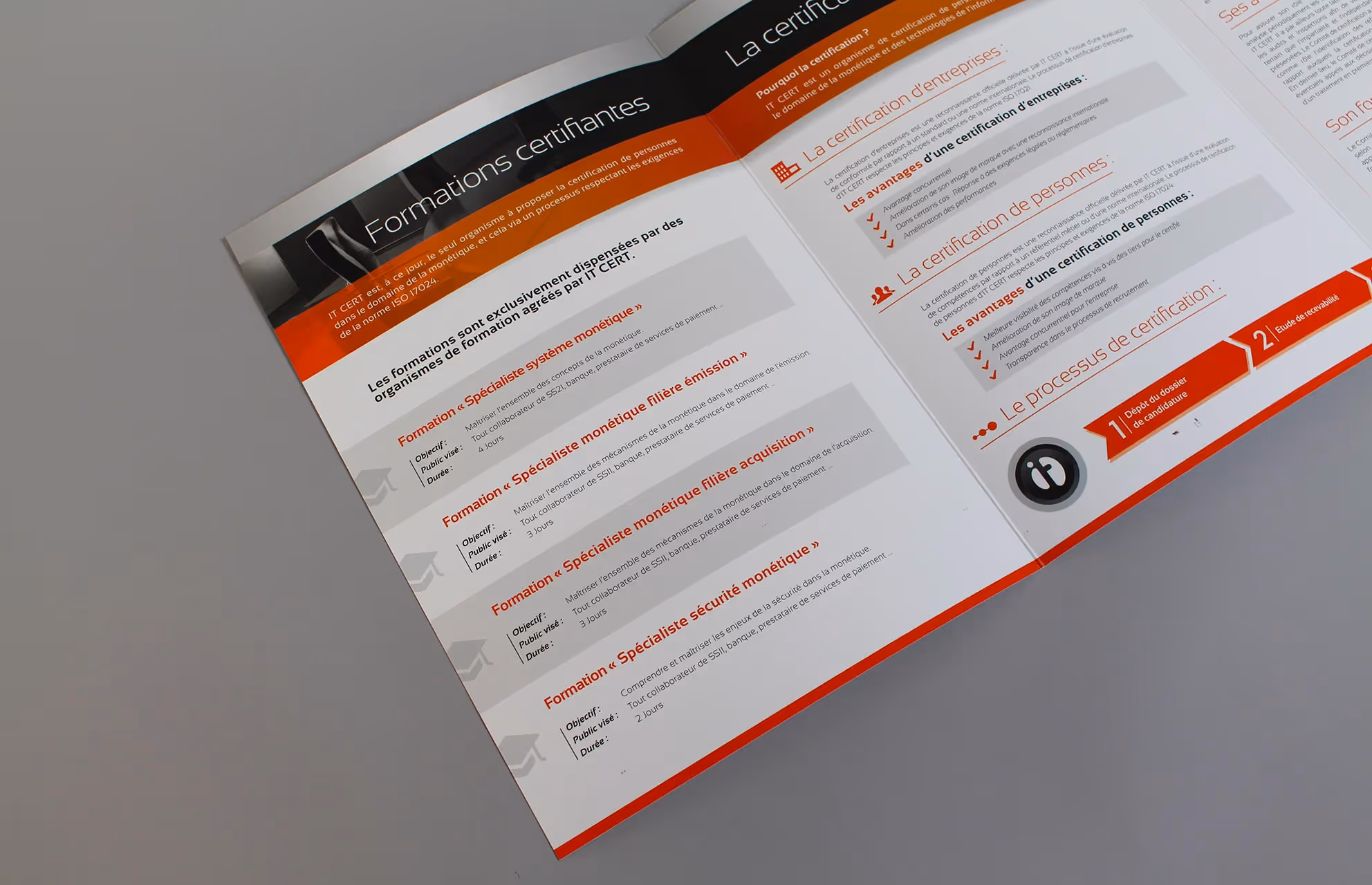 Pages intérieures de la brochure IT Cert sur les formations certifiantes