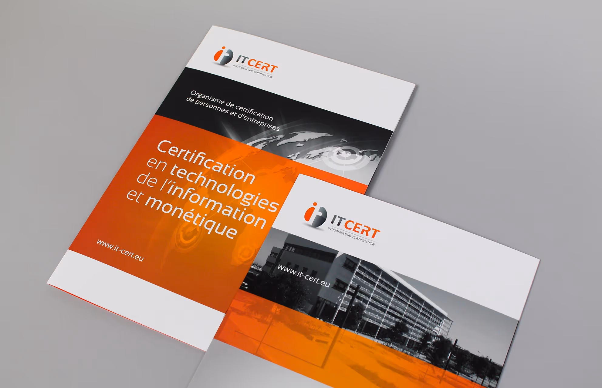 Deux brochures IT Cert : couverture orange et dos avec une photo en noir et blanc d'un bâtiment