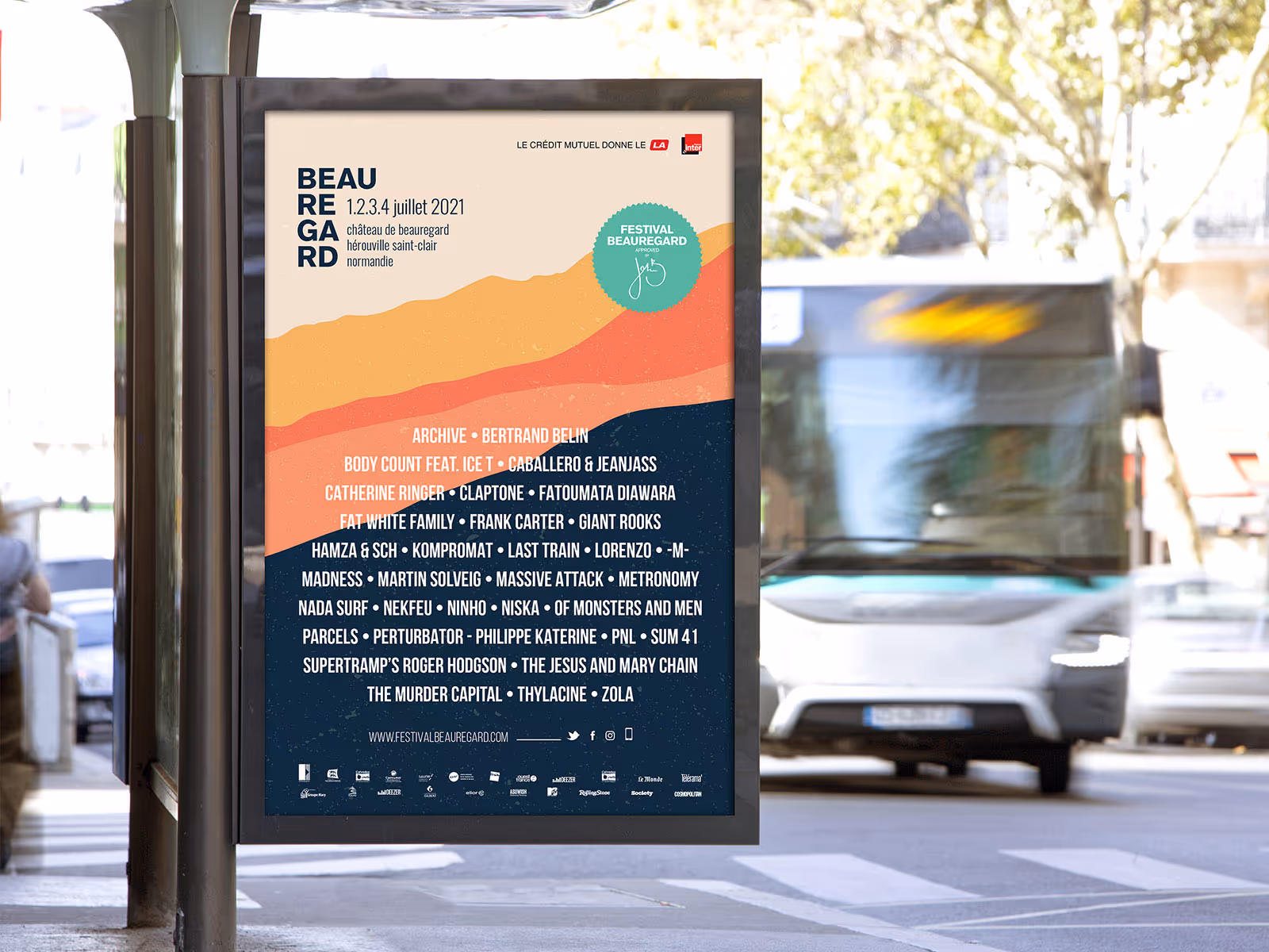 Affiche du Festival Beauregard 2021 dans un abribus