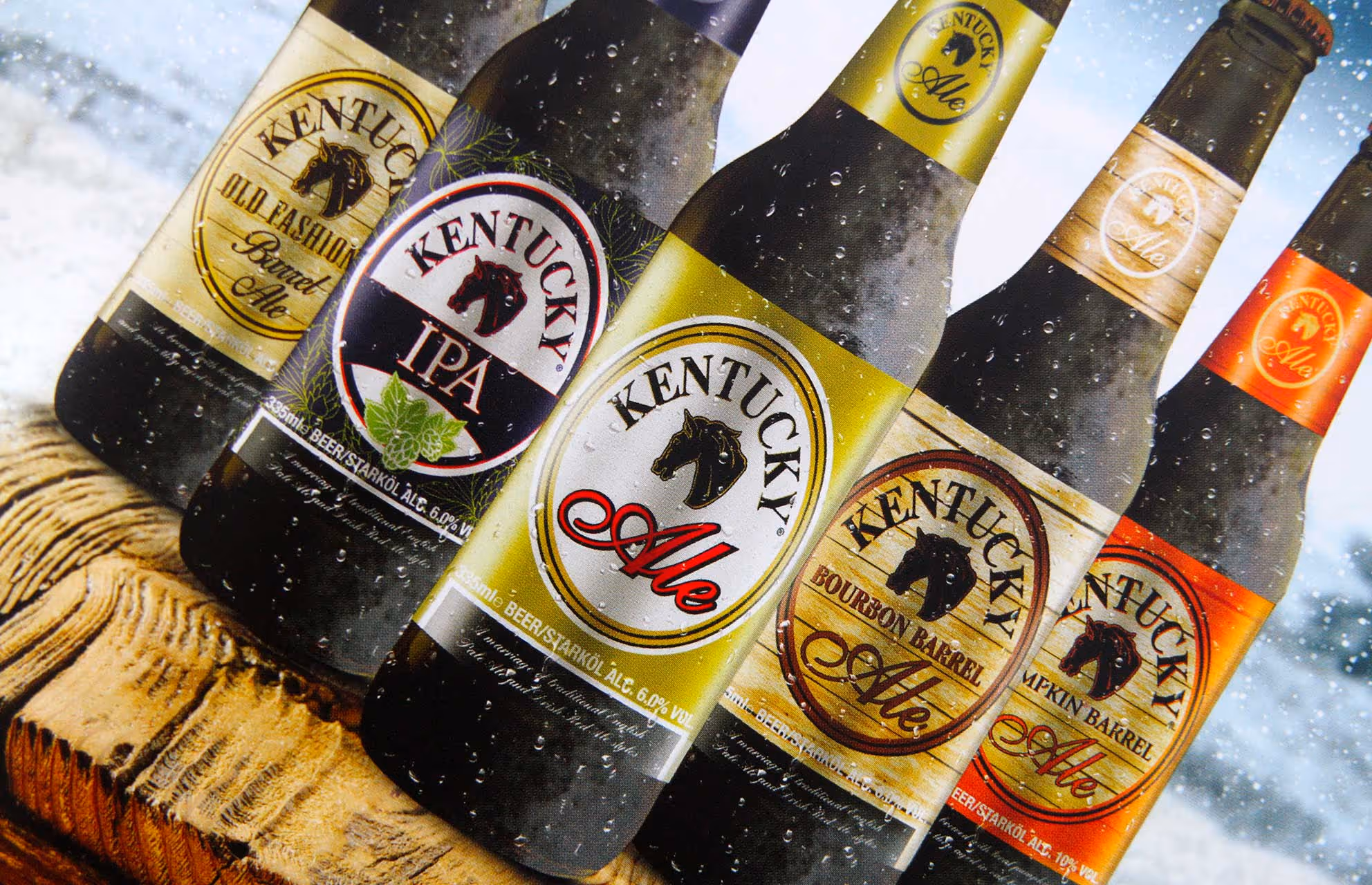 Gros plan sur des bouteilles de bière Kentucky Ale sur une planche de bois