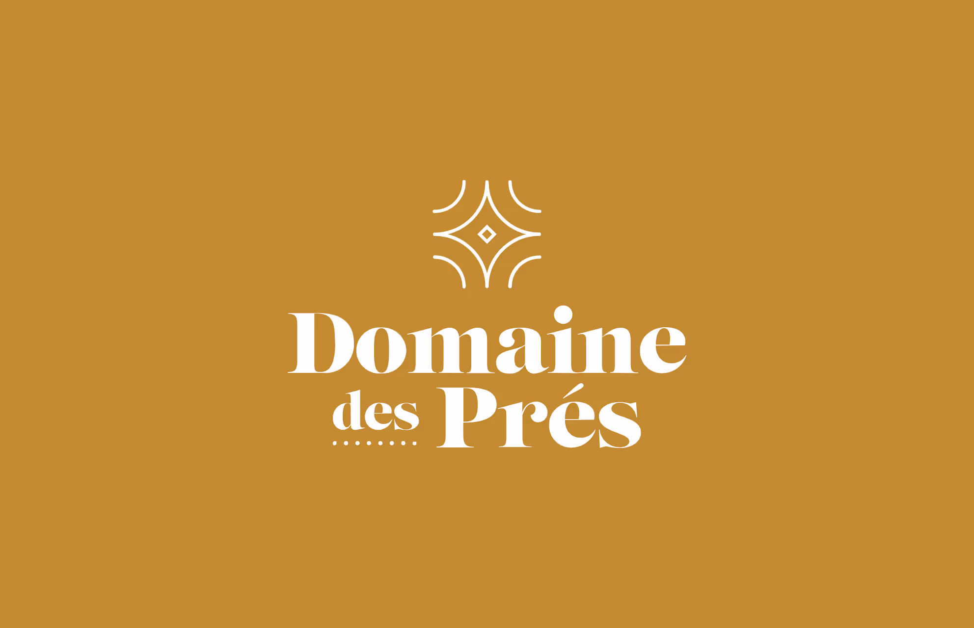Logo Domaine des Prés en blanc sur fond doré