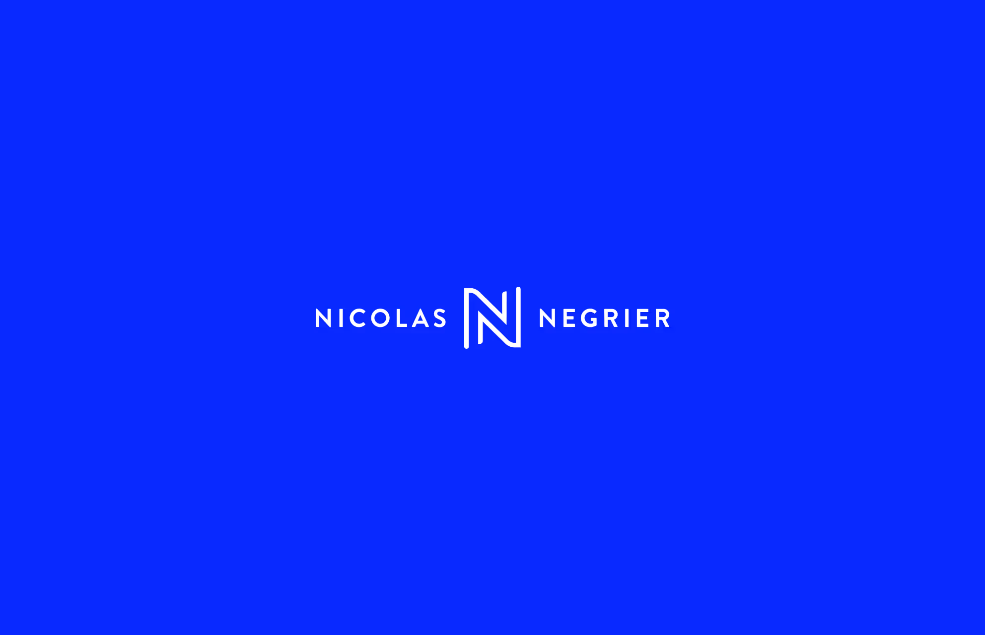 Logo Nicolas Negrier en blanc sur fond bleu