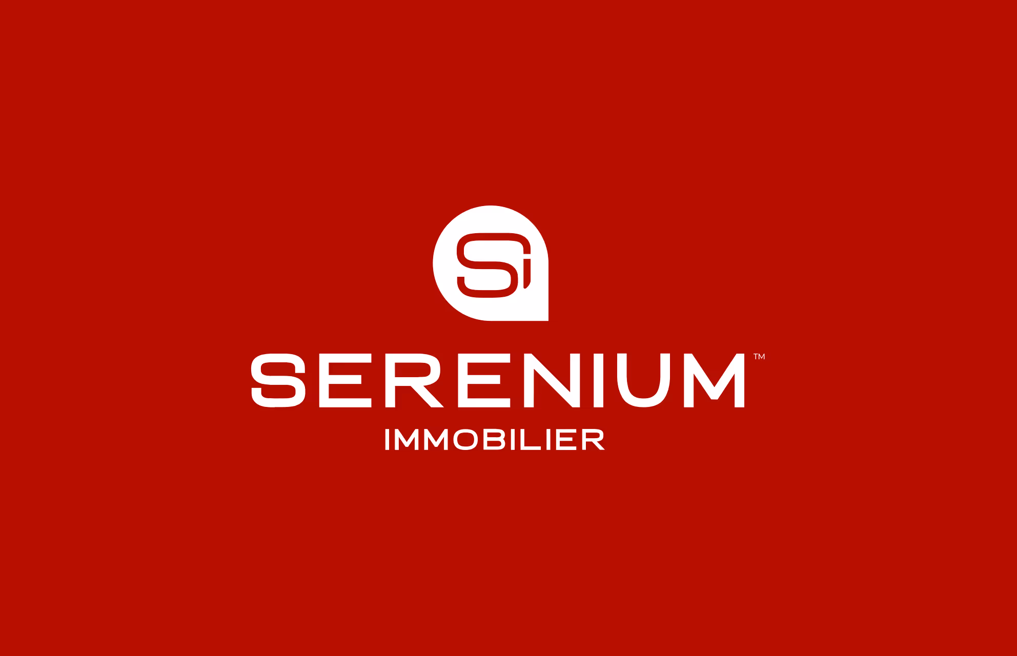 Logo Serenium Immobilier en blanc sur fond rouge foncé