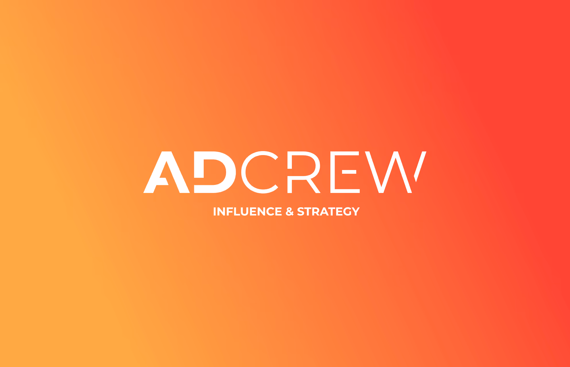 Logo AdCrew, Influence & Strategy, en blanc sur un dégradé orange