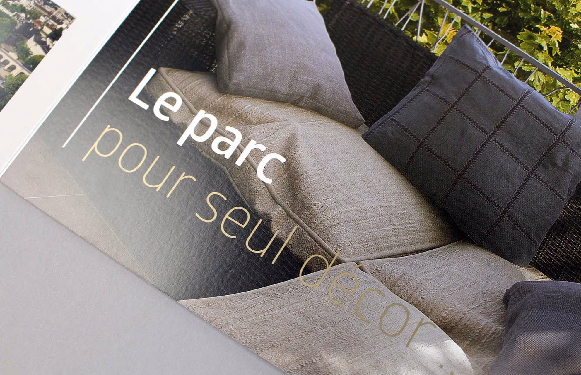 Gros plan sur la plaquette Parc Avenue : « Le parc pour seul décor »