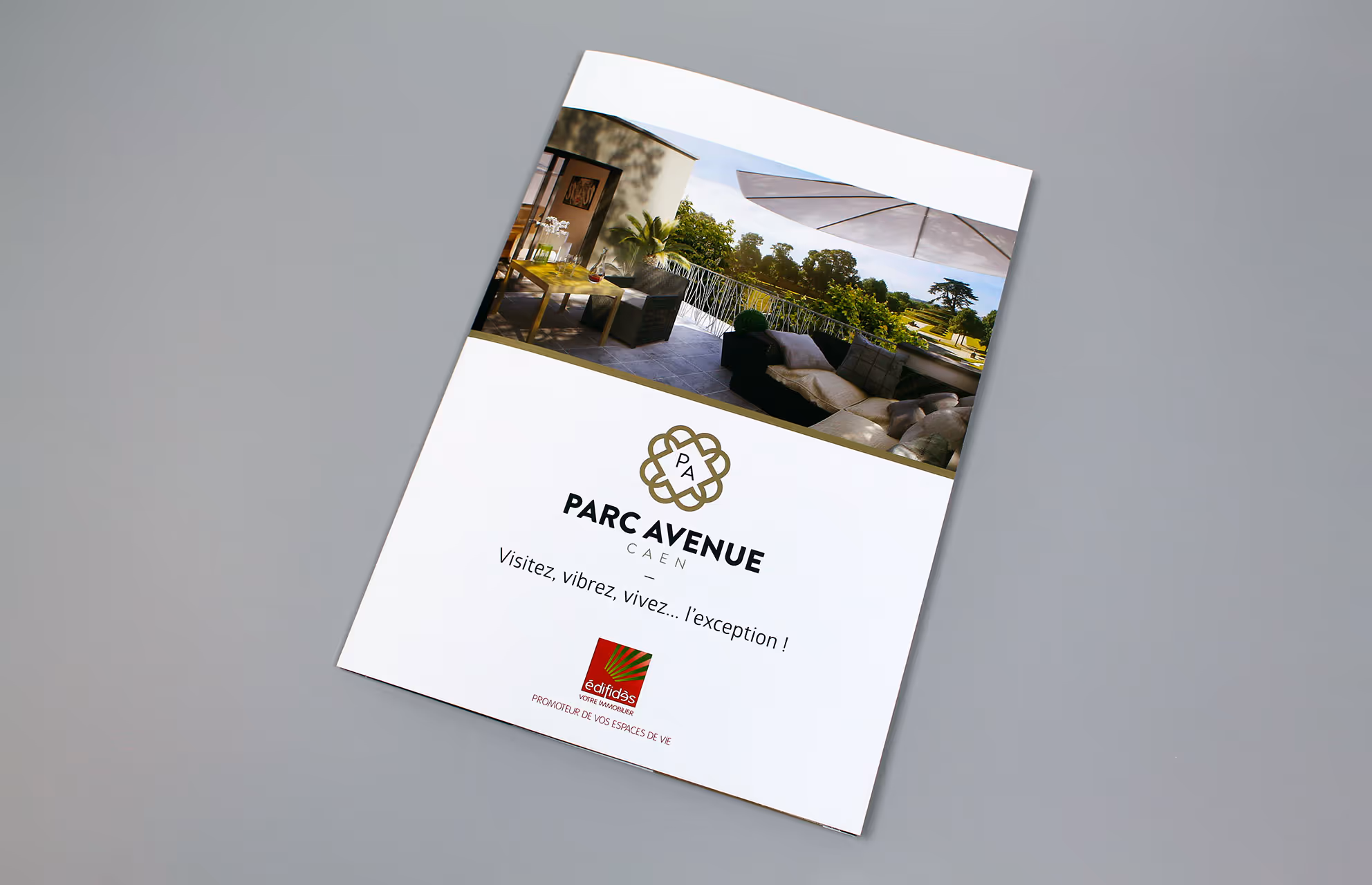 Couverture de la plaquette Parc Avenue avec le logo doré