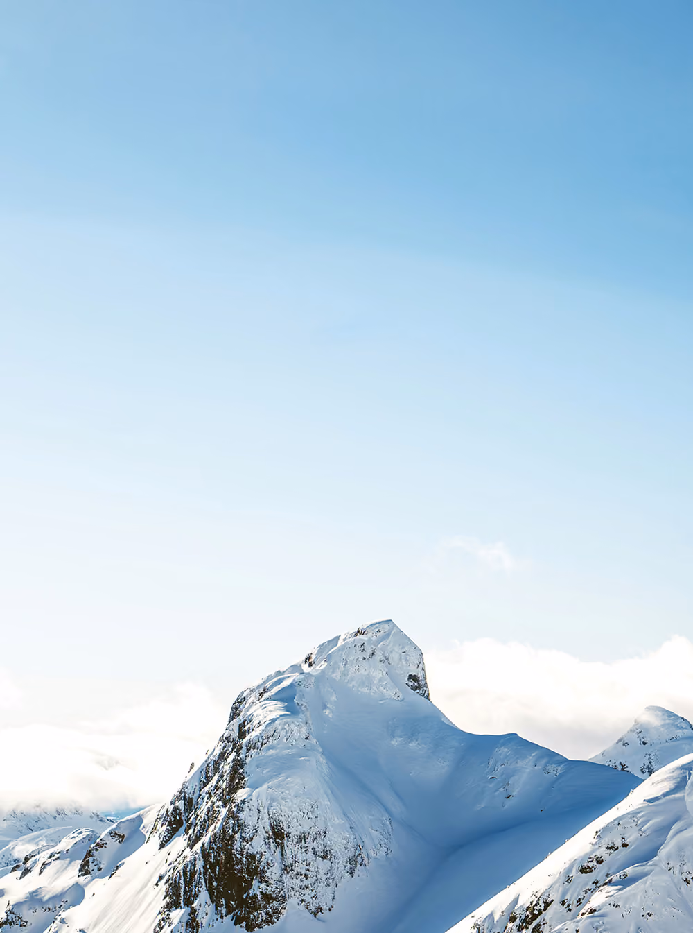 Photo d'un sommet enneigé sous un ciel bleu